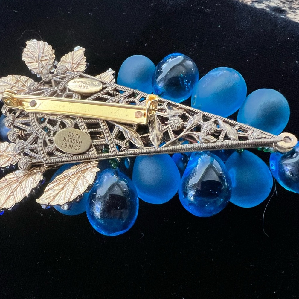 Stanley Hagler Blue Grapes Brooch - Picture 12 of 17
